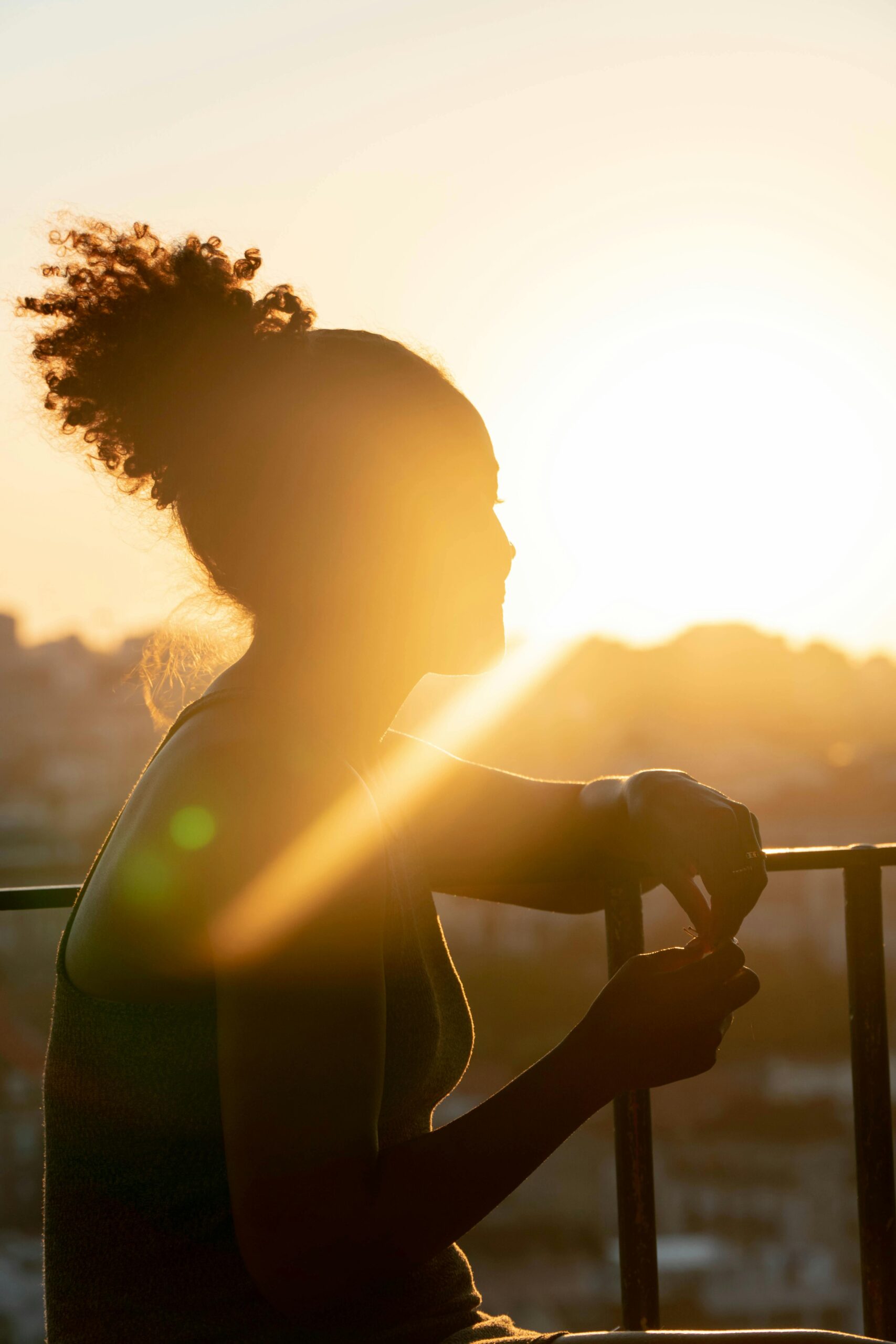 Photo de Paul Bill: https://www.pexels.com/fr-fr/photo/soleil-couchant-coucher-de-soleil-coucher-du-soleil-silhouette-19344645/